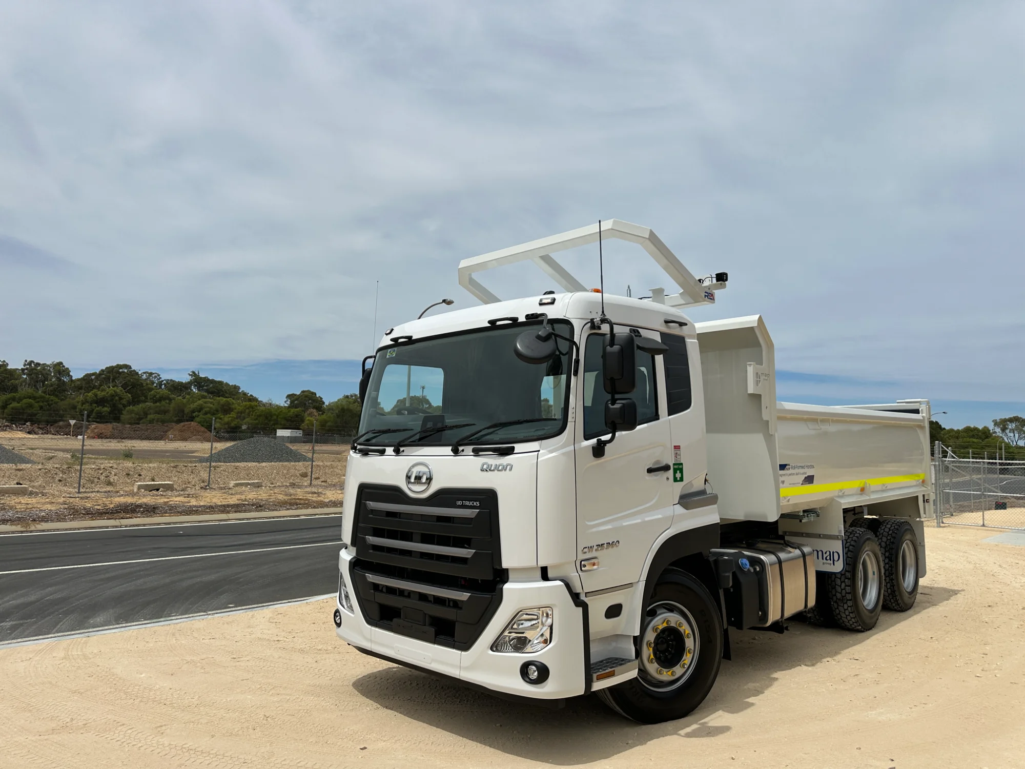 UD CW25 360 Tipper